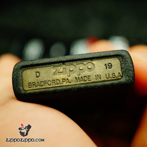 Bật lửa Zippo phiên bản màu đen nứt khăc logo Manchester