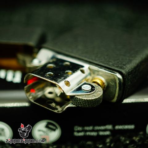 Bật Lửa Zippo Phiên Bản Màu Đen Nứt Khăc Mã Phi