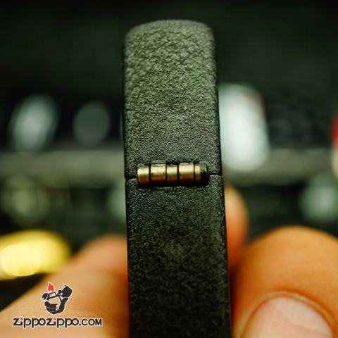 Bật Lửa Zippo Phiên Bản Màu Đen Nứt Khăc Mã Phi